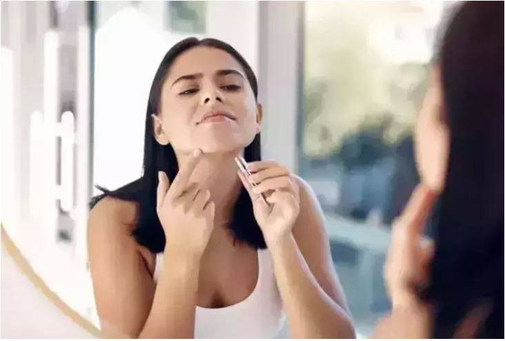 Ağda, ip ve cımbızı unutun! Bir kaşıkla tüyleri yok edin - Resim: 39